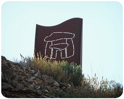 El logo reproduce el 134, dolmen emblema del parque megalítico de Gorafe